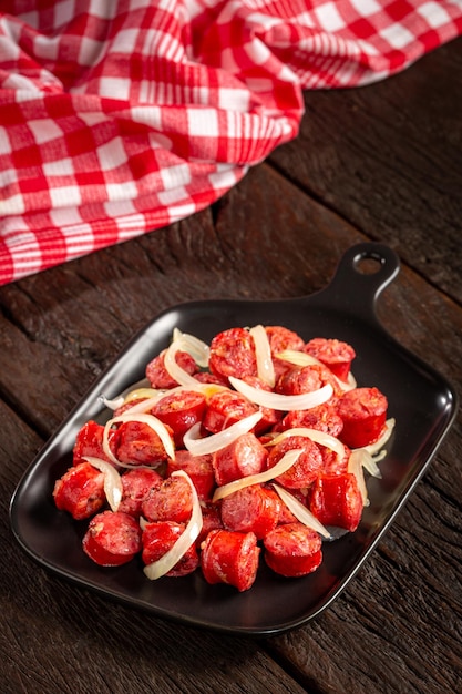 Portion Wurst mit Zwiebel