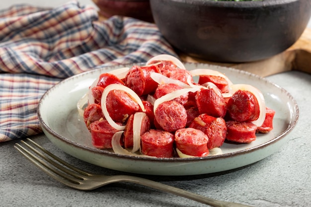 Portion Wurst mit Zwiebel