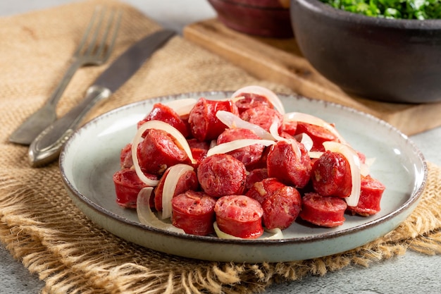 Portion Wurst mit Zwiebel