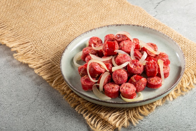 Portion Wurst mit Zwiebel