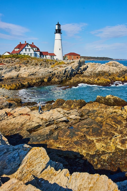 Portland Head Light Leuchtturm an felsigen Küsten in Maine mit Meereswellen