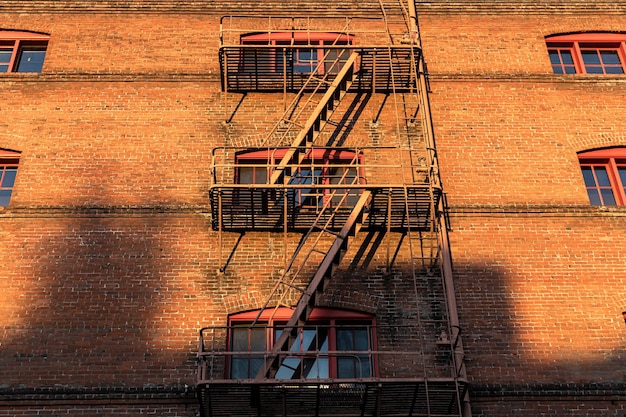 Portland OR USA Oct 16 2022 Vista del edificio de apartamentos con una escalera de escape de incendios Escapes de incendios en las fachadas de las casas en Portland Calles y arquitectura de Portland