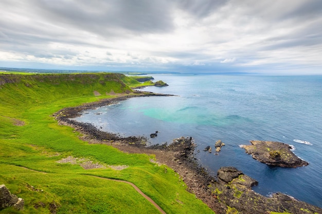 Portnaboe Bay und North Antrim Cliff vom Great Stookan Giants Causeway UK