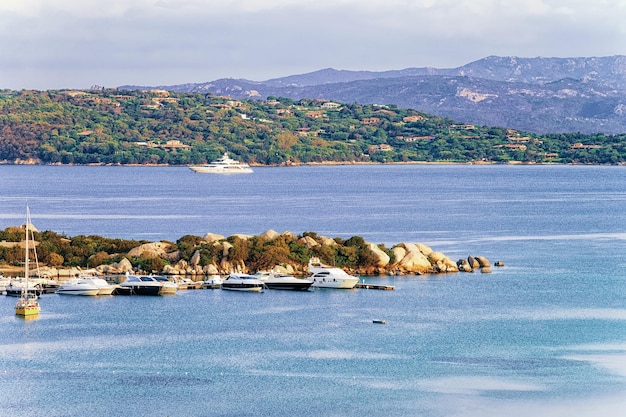 Porto com barcos em Porto Rotondo em Golfo Aranci no resort Costa Smeralda no mar Mediterrâneo, Sardenha, Itália
