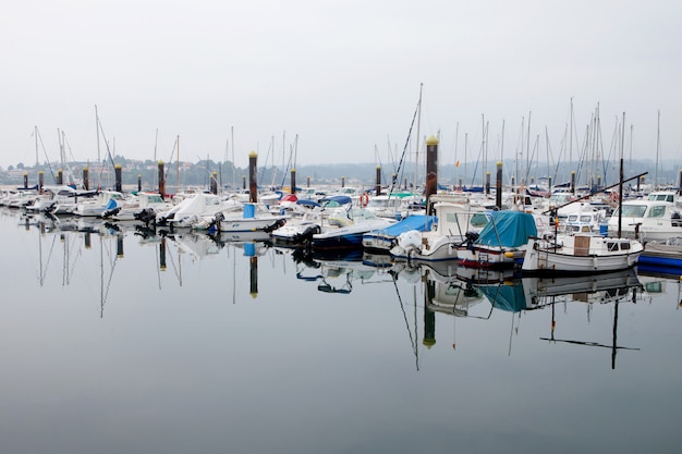 Porto com barcos