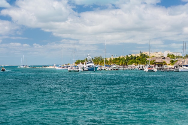 Porto com veleiros e navios na ilha de Isla Mujeres no mar do Caribe Cancun Yucatan México
