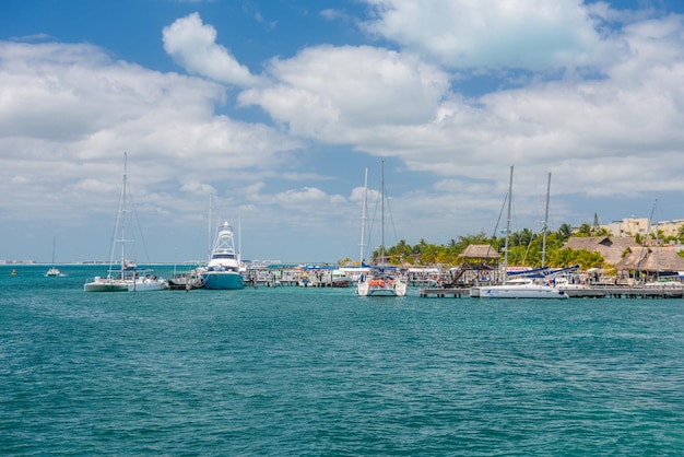 Porto com veleiros e navios na ilha de Isla Mujeres no mar do Caribe Cancun Yucatan México