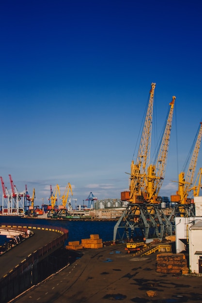 Porto comercial de Odessa. É o porto mais movimentado do mundo em termos de tonelagem total de transporte.