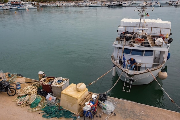 Porto da cidade de La Spezia em Itália barcos na água Ligúria Itália