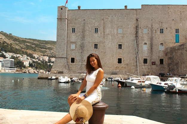 Porto da cidade velha na costa do mar Adriático Linda jovem na cidade velha de Dubrovnik na Croácia