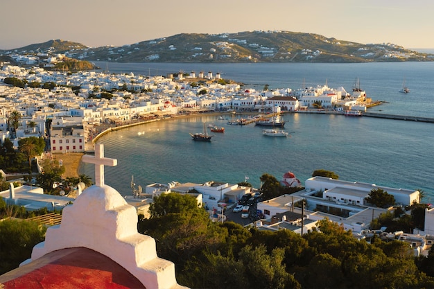 Porto da ilha de mykonos com barcos das ilhas cíclades da grécia