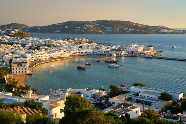 Porto da ilha de Mykonos com barcos das ilhas Cíclades da Grécia