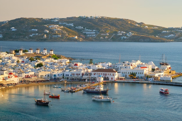 Porto da ilha de Mykonos com barcos das ilhas da Grécia