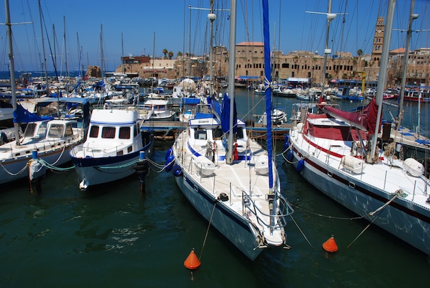 Foto porto de acre israel. veleiros no porto de acre