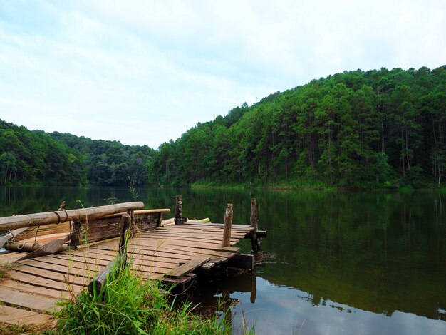 Porto de bambu no lago com montanha e céu azul em local naturalTravel no país asiático