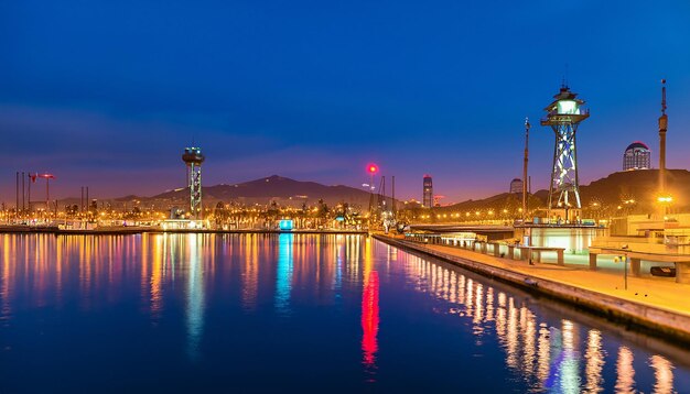 Foto porto de barcelona durante a noite espanha