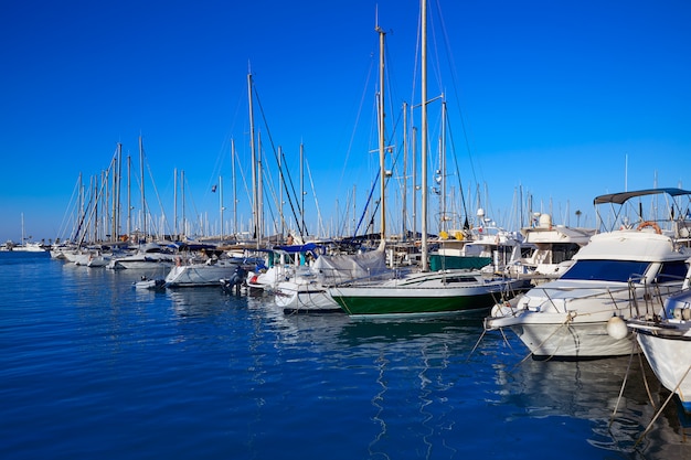 Porto de barcos de marina Denia em Alicante, Espanha