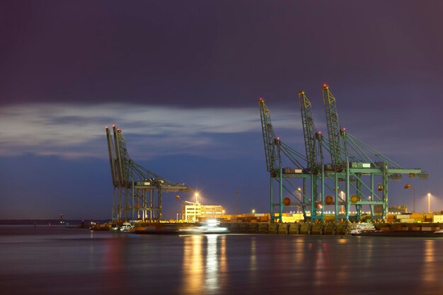 Porto de contêineres à noite