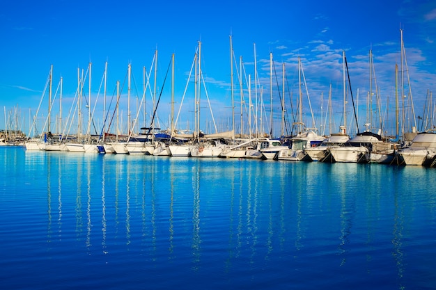 Porto de denia marina em alicante espanha com barcos