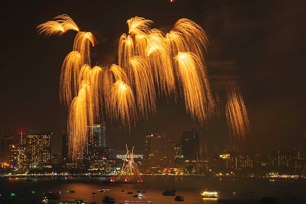 Porto de fogos de artifício coloridos e fogos de artifício internacionais no festival de Pattaya Tailândia.