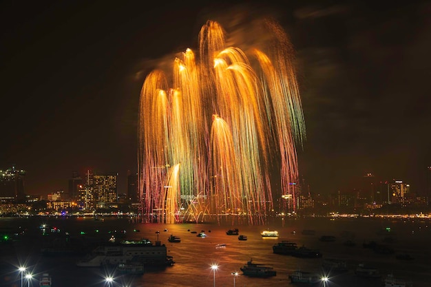 Porto de fogos de artifício coloridos e fogos de artifício internacionais no festival de Pattaya Tailândia.
