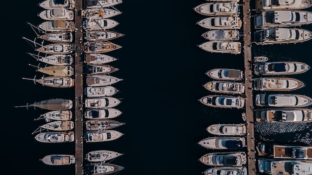 Porto de Gocek, baía e cidade da vista aérea do horizonte. Costa mediterrânea, Fethiye TURQUIA. Foto de alta qualidade