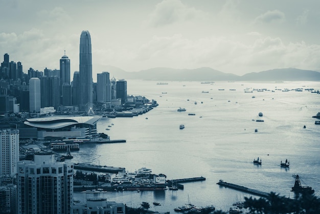 Porto de Hong Kong com vista da paisagem do horizonte de arranha-céus da cidade, construindo o marco de negócios da China