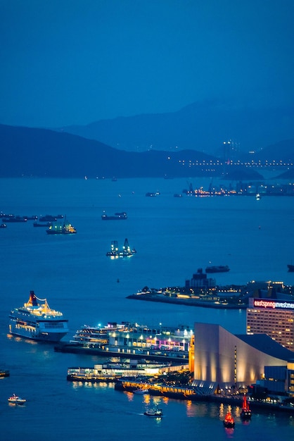 Porto de Hong Kong com vista da paisagem do horizonte de arranha-céus da cidade, construindo o marco de negócios da China