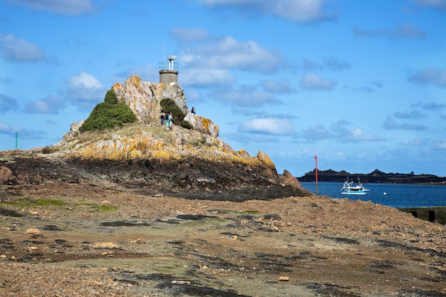 Porto de Loguivy com barcos brancos