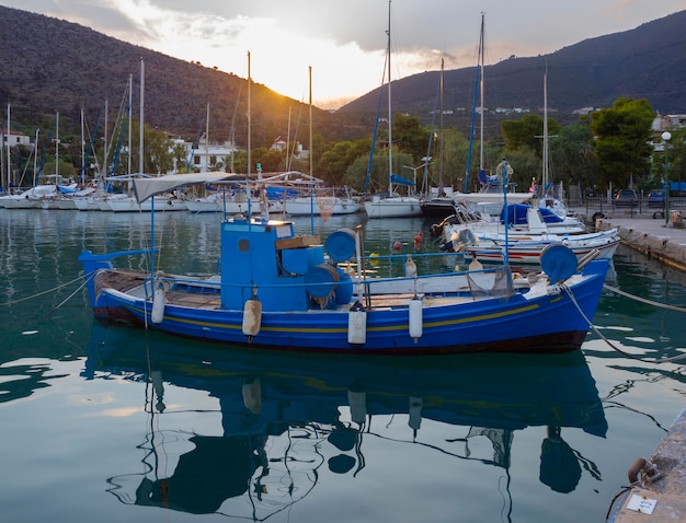Porto de marina para iates na estância termal grega de Methana, no Peloponeso, na Grécia, ao pôr do sol