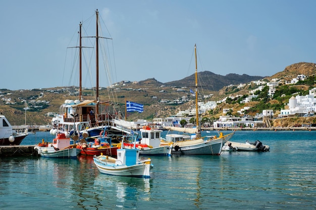 Porto de Mykonos com barcos de pesca e iates e embarcações grécia