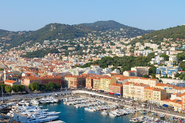 Porto de Nice em um dia de verão acima da Riviera Francesa, França