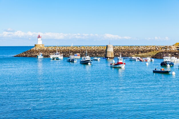 Porto de sauzon, na frança, na ilha belle ile en mer, no morbihan