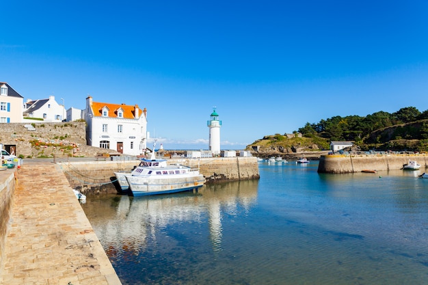 Porto de Sauzon na França na ilha Belle ile en Mer no Morbihan