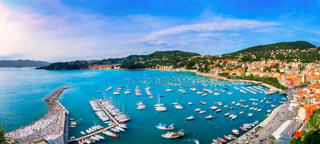 Porto e aldeia de Lerici Cinque terre Liguria Itália