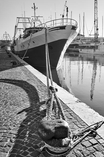 Porto e navio amarrado em um cais, Rimini, Itália. Fotografia a preto e branco
