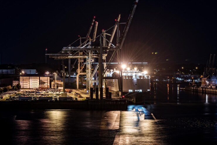 Foto porto iluminado contra o céu à noite