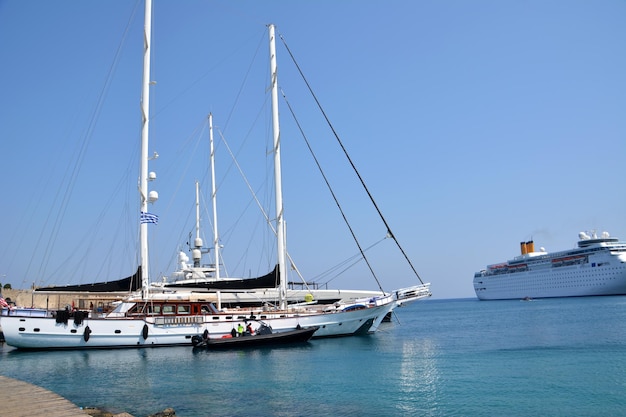 porto marítimo com iates e balsas no mar mediterrâneo em dia ensolarado, ilha grega de Rodes