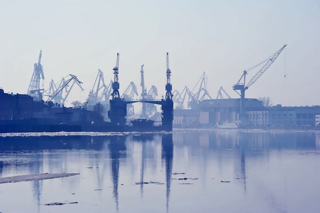 Porto marítimo de carga em São Petersburgo, Rússia