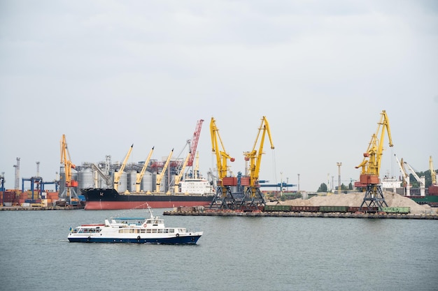 Porto marítimo onde grandes guindastes são contêineres carregados em navios de carga