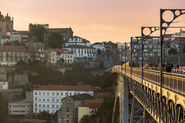 Porto mit Brücke Dom Luis während des Sonnenuntergangs, Portugal