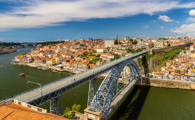 Porto mit Dom Luis Brücke in Portugal