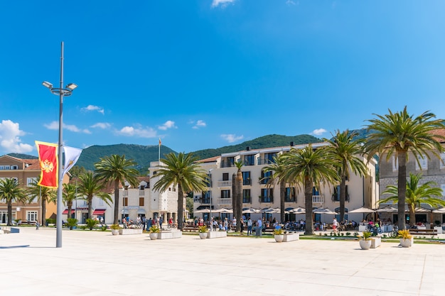 En Porto Montenegro, los turistas pasean y descansan en el paseo marítimo