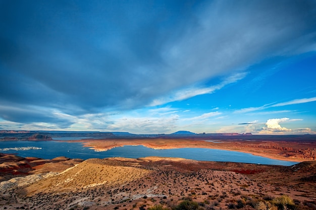 Porto para iates brancos no lago powell. pôr do sol espetacular