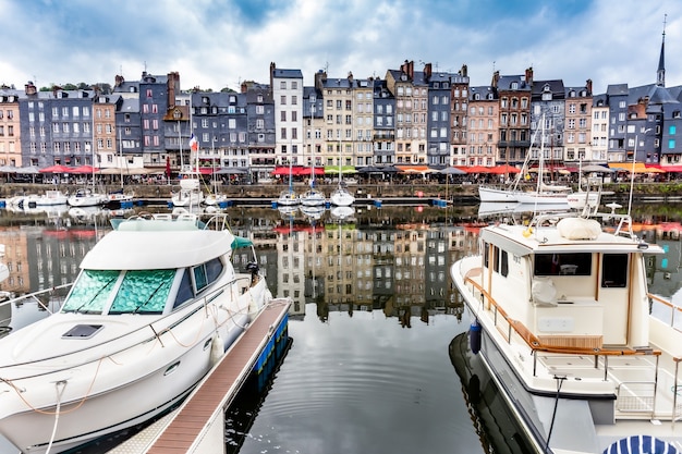 Porto pitoresco de Honfleur com iates e casas antigas