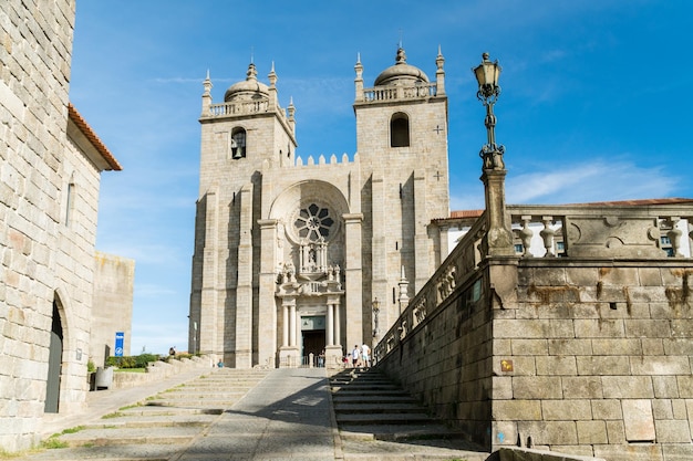 PORTO PORTUGAL 31 DE OCTUBRE DE 2017 Se Do Porto antigua catedral romana de pie en un punto más alto en Porto Portugal