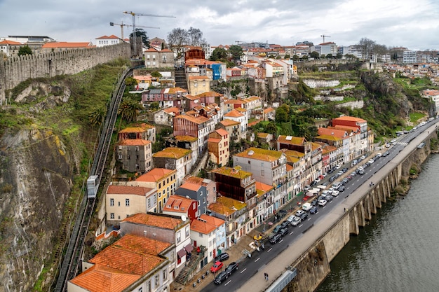 Foto porto portugal vista do aterro das antigas casas do rio douro e da estrada de teleférico na colina