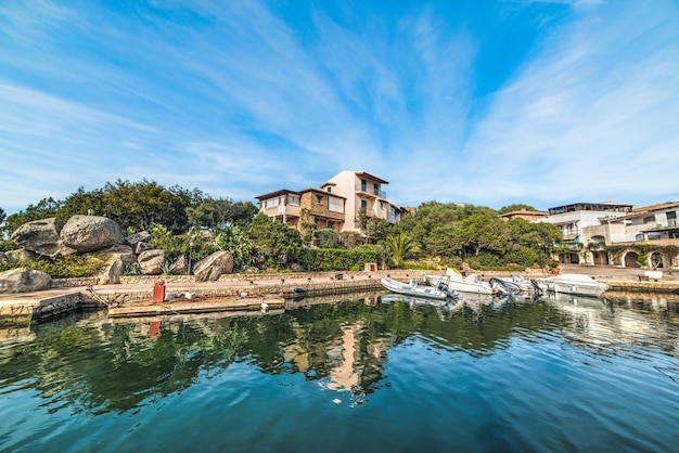 Porto Rotondo bajo un cielo azul Cerdeña