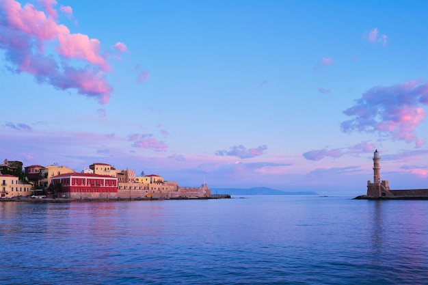 Foto porto velho pitoresco de chania, ilha de creta. grécia