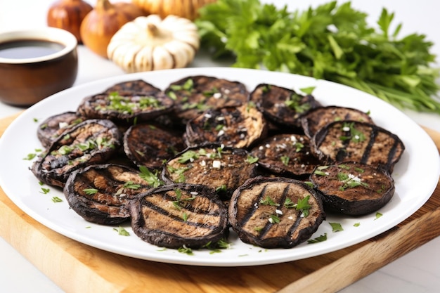 Portobellos a la parrilla servidos en un plato blanco